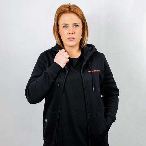 Rave Girl trägt "Red Headed" Premium Zip Hoodie von Technostoff in schwarz, Vorderansicht offen